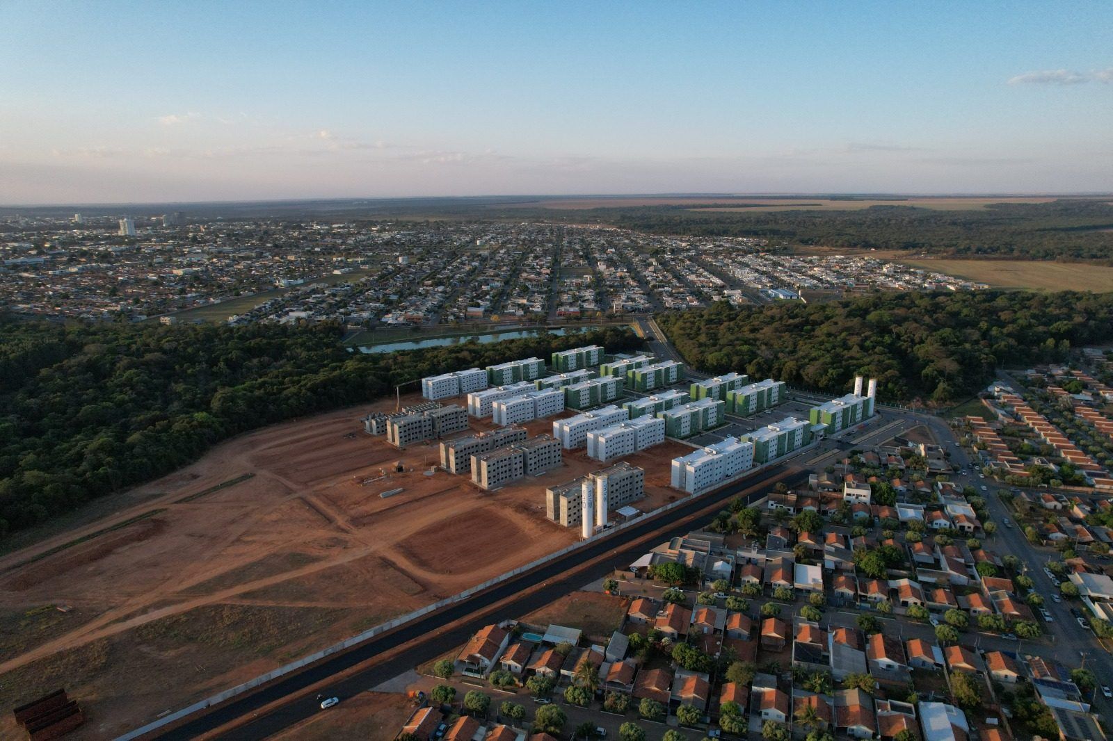 Vista aérea de conjunto de edifícios em construção ao lado da malha urbana