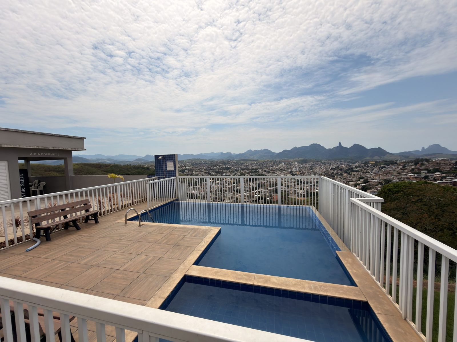 Área de lazer com piscina do Ville Safira
