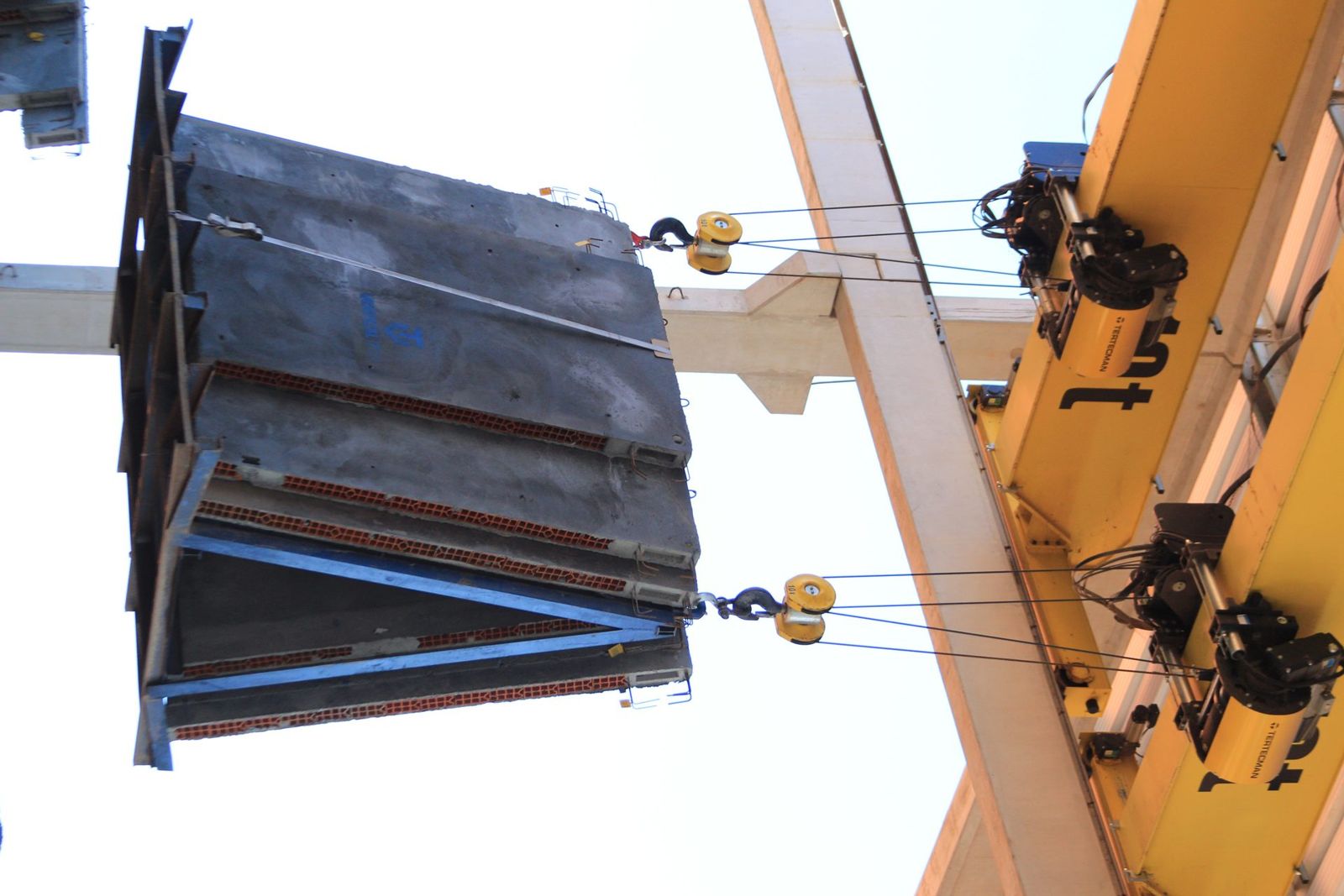 Fôrma metálica de produção suspensa por equipamento de içamento