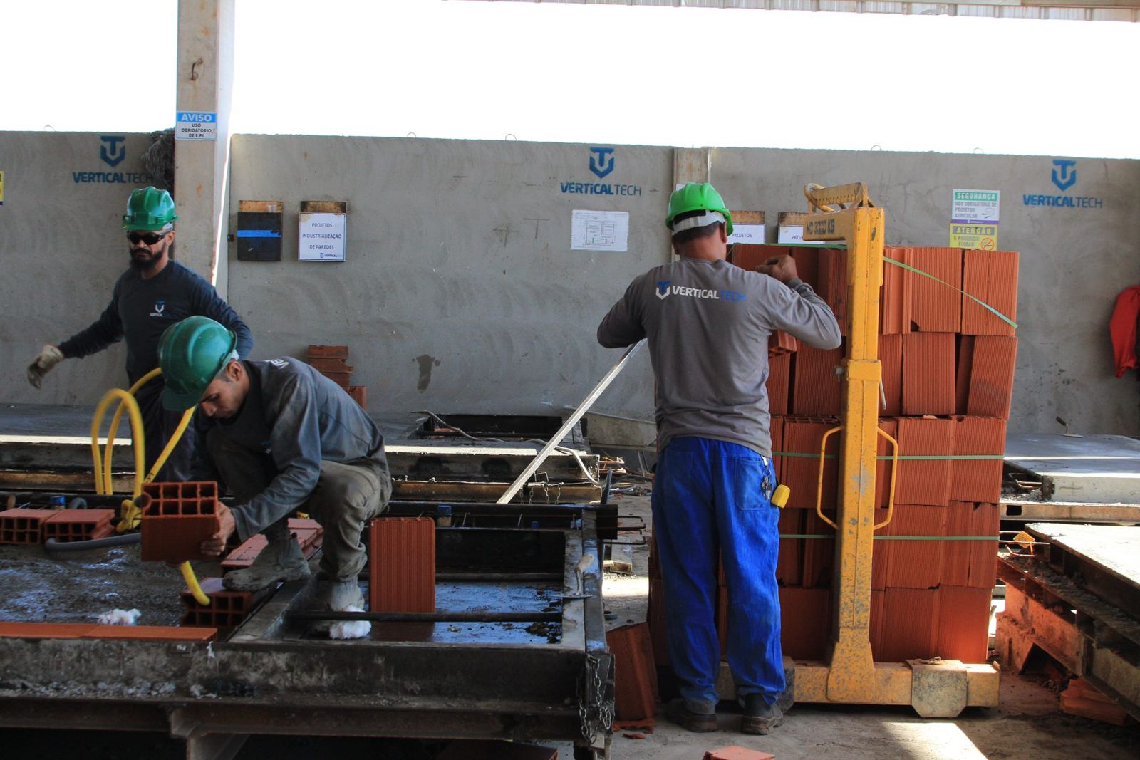 Equipe técnica trabalhando na produção dos painéis